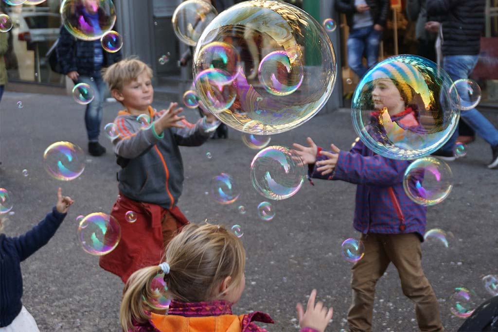 Barn som leker med såpbubblor