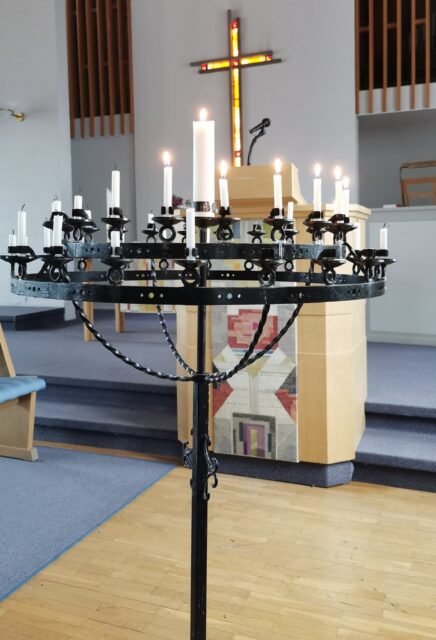 Löfstadkyrkans ljusbärare och kors