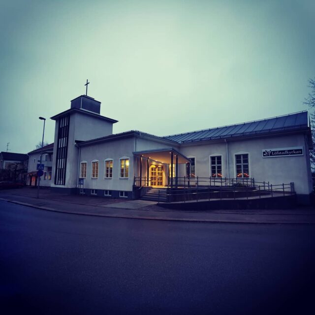 Löfstadkyrkan kvällsbelyst