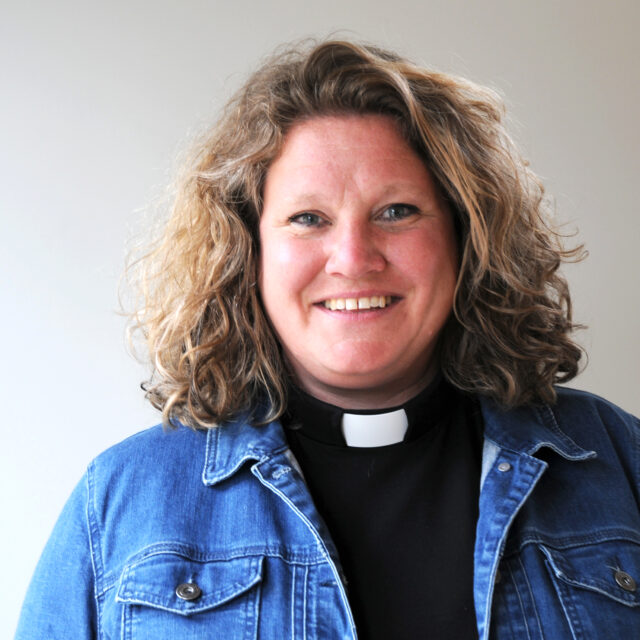 Porträttbild av pastor Karin Åkesson i Löfstadkyrkan