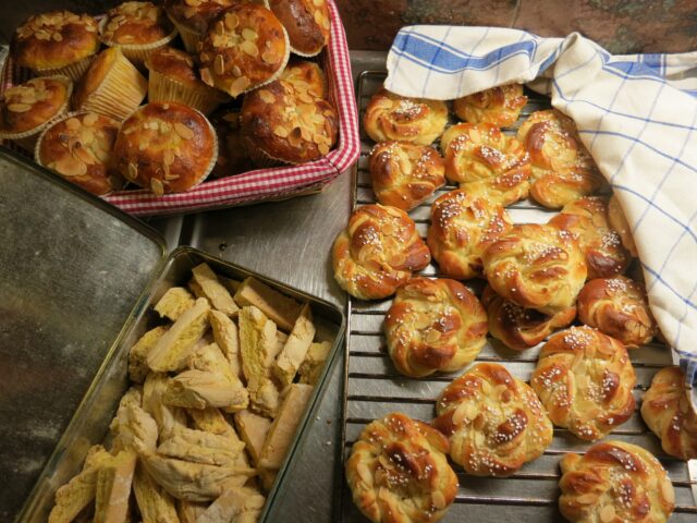 Hembakt fikabröd just kommet ur ugnen