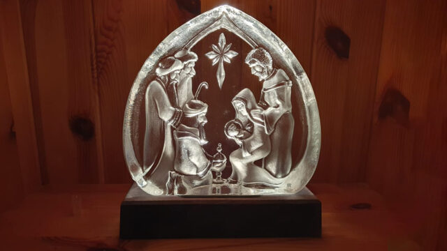 Julkrubba i glas ur Lena och Urban Gustafssons (Eksjö) samling.