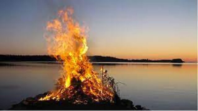 Valborgsmässoeld vid Hättevik utanför Tranås. I bakgrunden sjön Sommen.