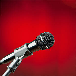 Mikrofon mot röd bakgrund