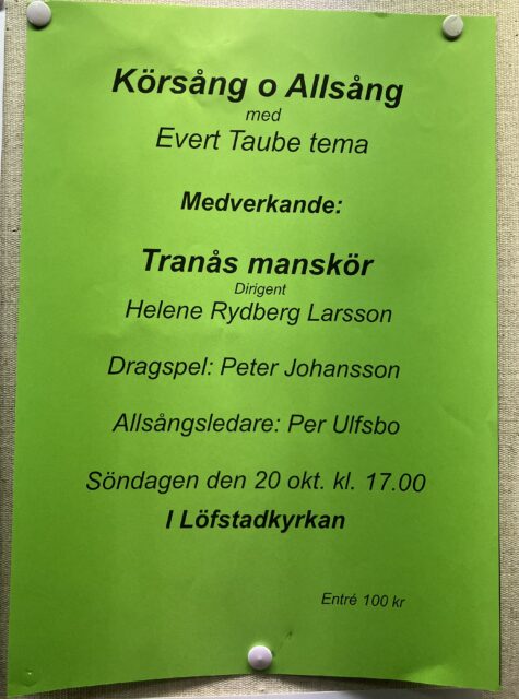 Grön affisch med text på