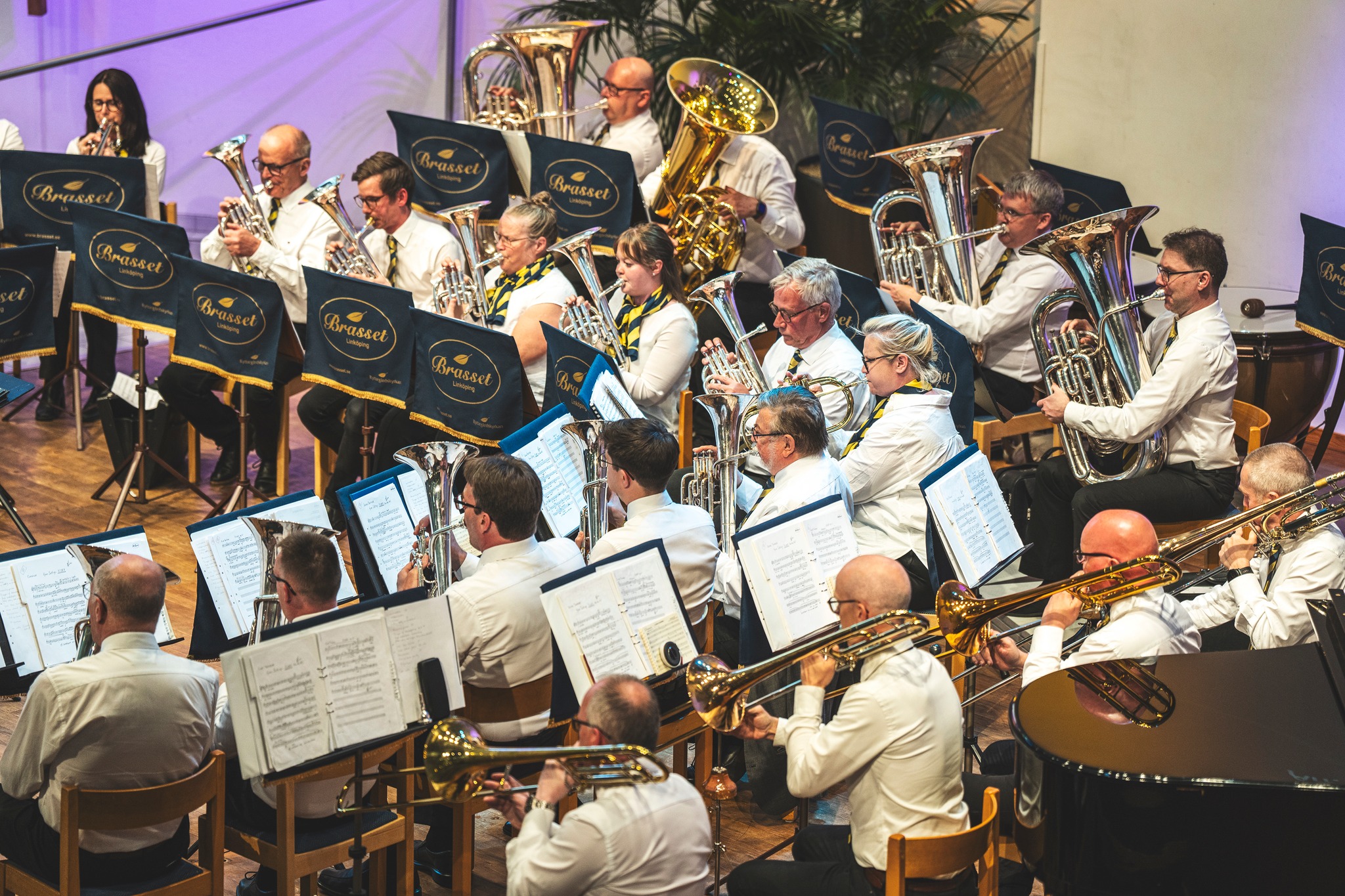 Ryttargårdskyrkans brassband spelar