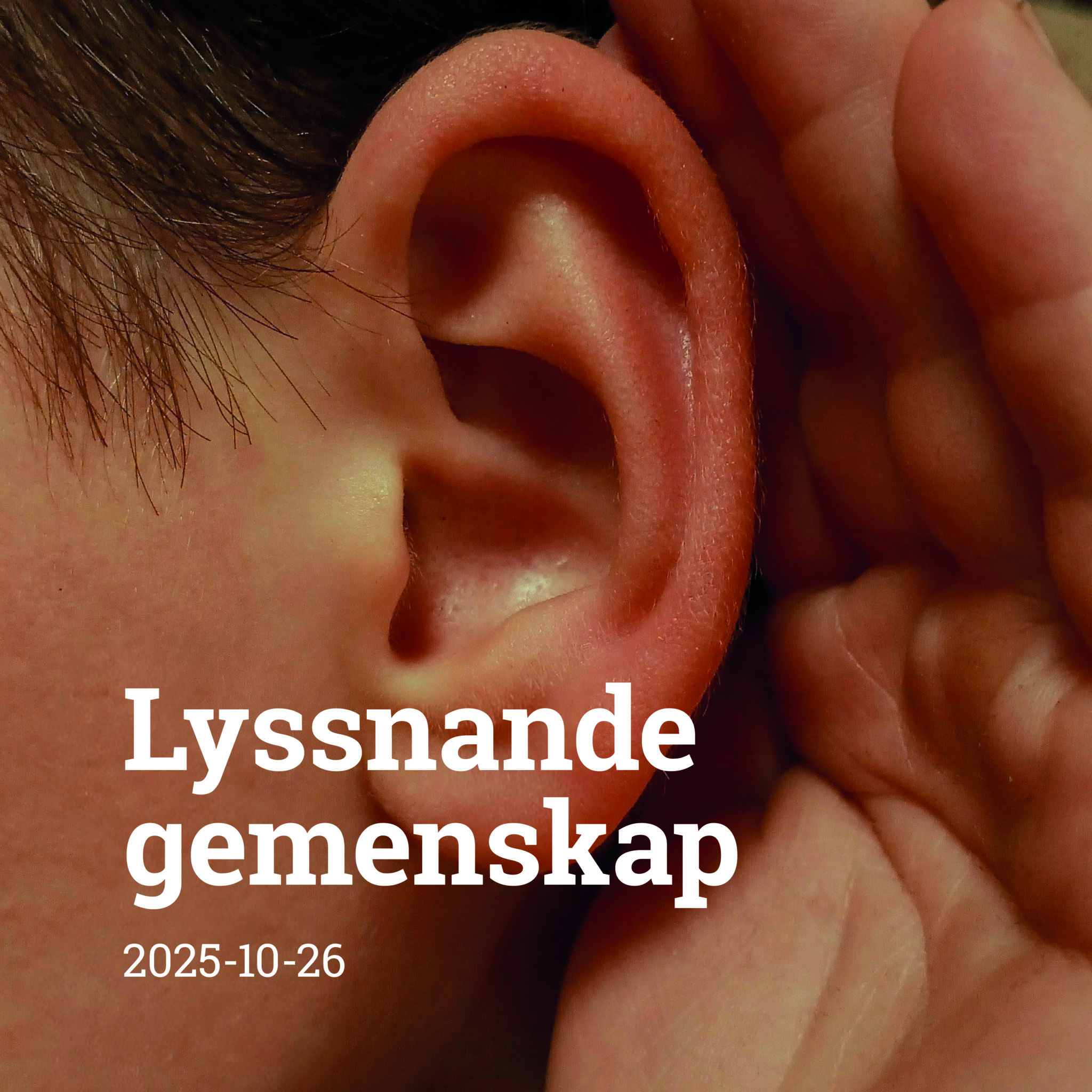 Närbild på öra med temat för dagens predikan: Lyssnande gemenskap