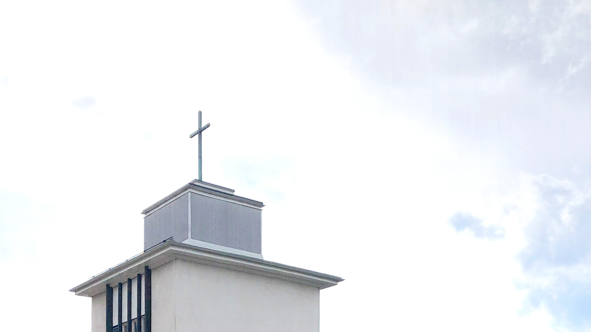 Löfstadkyrkan i Tranås, tornet med kors på toppen