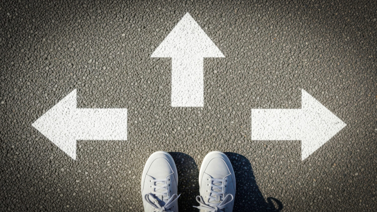 Fötter med pilar framför sig som indikerar att skornas ägare står inför vägval
