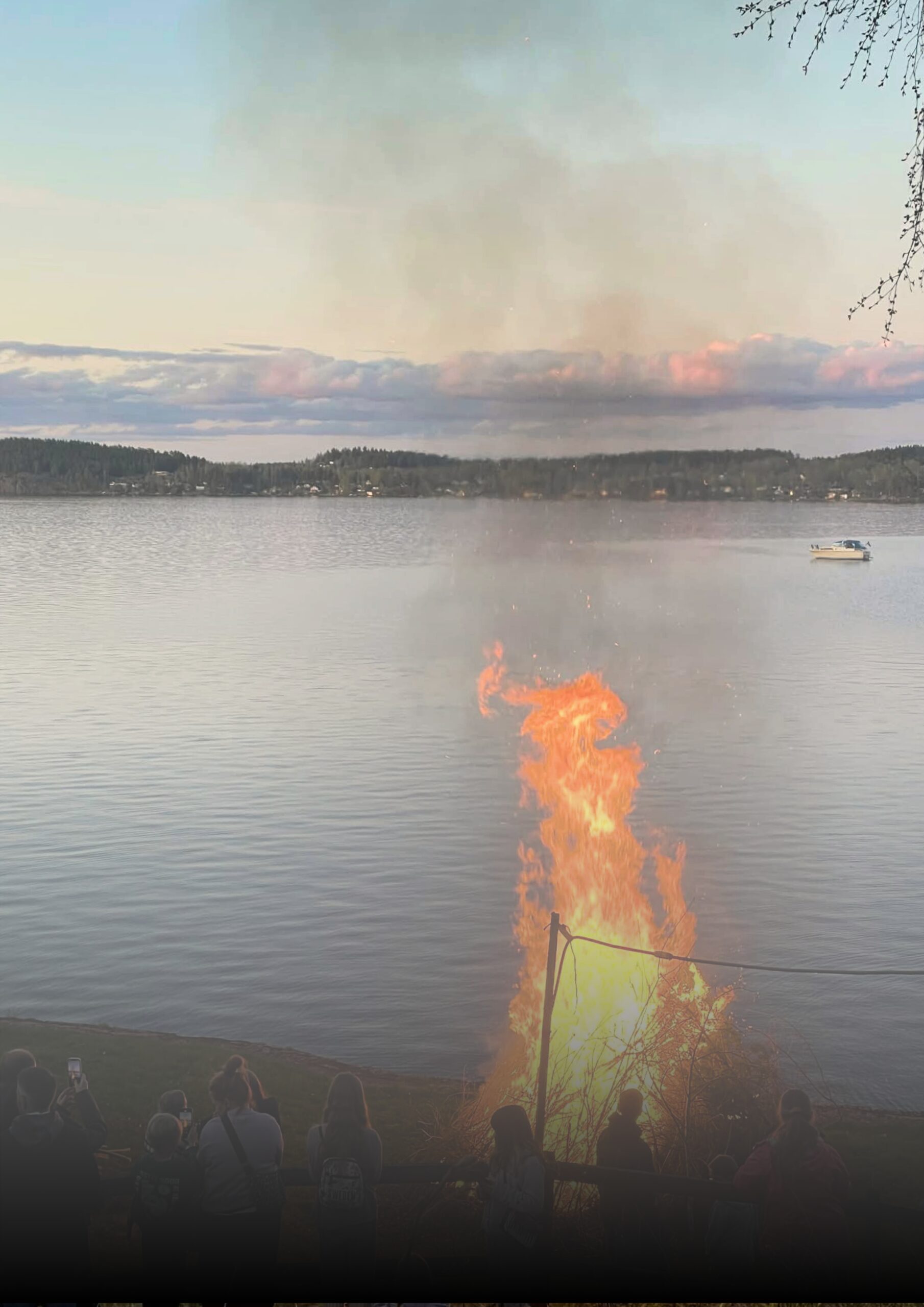 Valborgsmässoeld på Löfstadkyrkans sommarhem Hättevik invid sjön Sommen